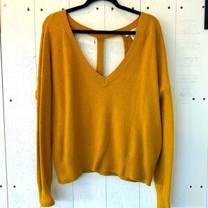 Super Soft Cute Back Sweater! Wearing your heart on your sleeve Size Large